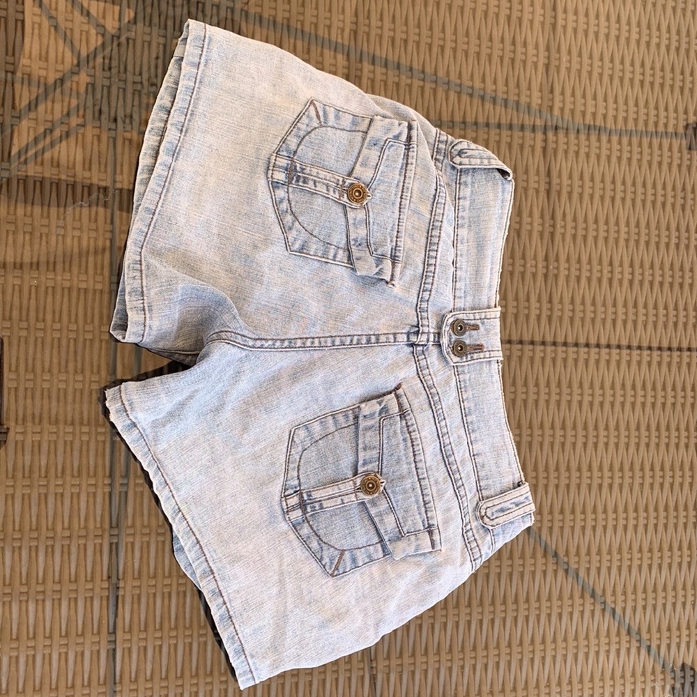 WOMENS SHORT LOW RISE JEANS, SIZE 7, LIGHT BLUEISH GREY